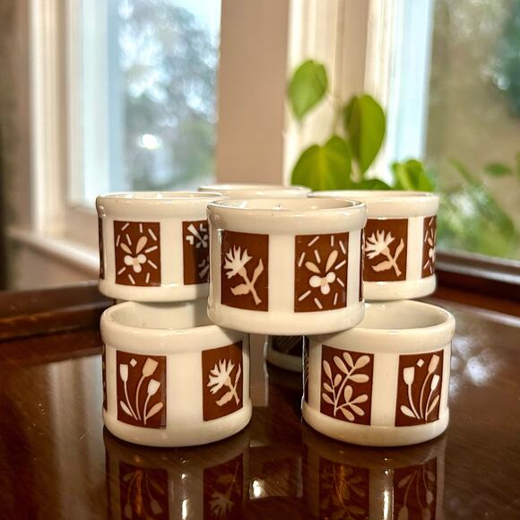 Vintage Town and Country Linen Corp Floral Porcelain Napkin Rings Set of 8 - Picture 1 of 9